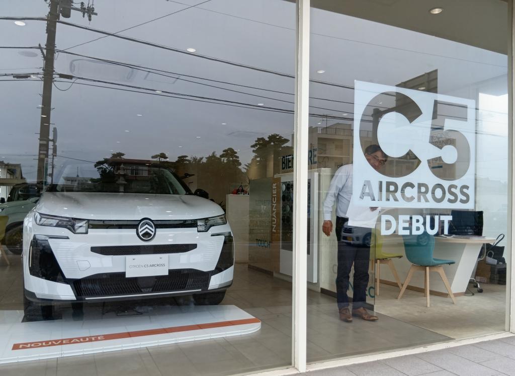 ✨C5 AIRCROSS DEBUT！ショールームに新デカールを貼りました✨