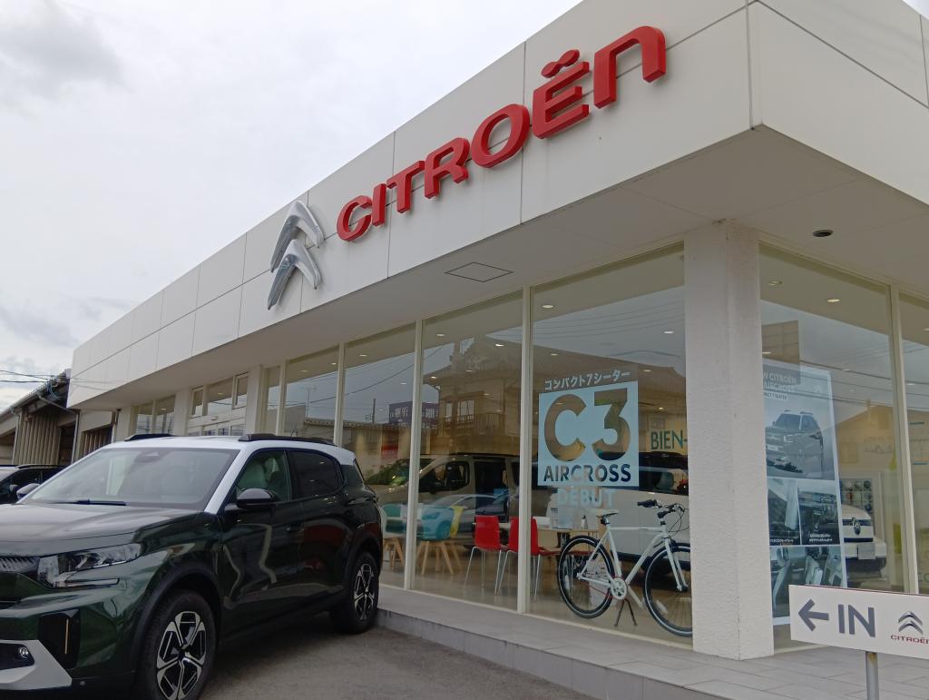 ✨ ”新型” C3 AIRCROSS ショールームに新デカールを貼りました✨