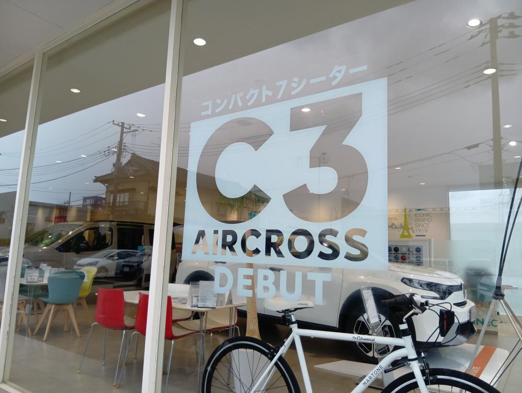 ✨ ”新型” C3 AIRCROSS ショールームに新デカールを貼りました✨