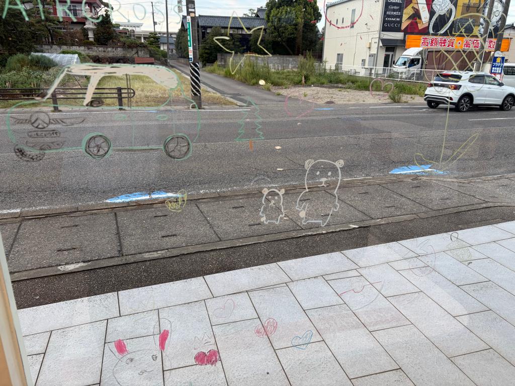 ショールームの窓が、子どもたちのキャンバスになりました（笑）
